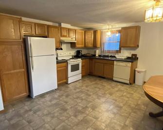Charming 2-bedroom house in beautiful Manistique with AC 1/2 from Michigan lake - Manistique - Kitchen