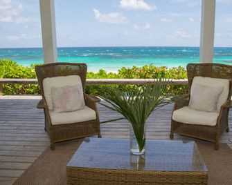 Third Reef - A Beautiful Oceanfront House on the Pink Sands of Harbour Island - Dunmore Town - Balkón