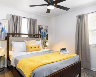 Renovated, 6min Furniture Market, Fenced Yard, 2min Hpu, Smart Tvs, Dog Friendly - High Point
