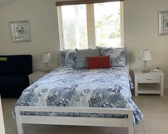 Beautiful Tree Frog Apartment! - South Sound - 5 min walk to Smith Cove - George Town - Bedroom