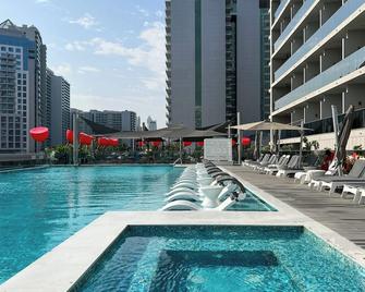 Luxurious Apartment with View - Garhoud - Pool