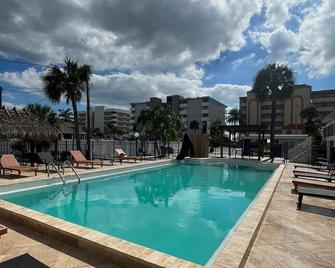 Holiday Isles Resort - Madeira Beach - Pool