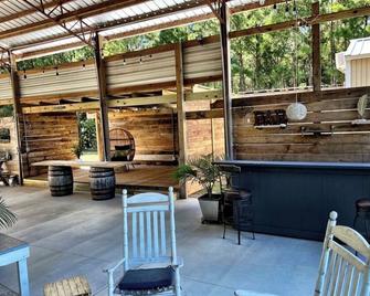 “Glamping” cute tiny cottage with huge outside area to hang out by the fire pit - Swansboro - Patio
