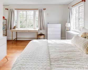 Historic 6-Bdrm Tudor Estate w pool/tennis access - Stamford - Habitación