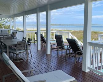 Luxury Beachfront Home with Tiki Hut, Sundeck, Kayaks/Paddleboards/Rental Skiff - Cherokee Sound - Balkon