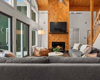 Lakefront Retreat | Berkshires Escape - Becket - Living room