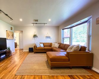 Cozy Coastal Bungalow in Crescent City - Crescent City - Stue