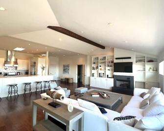 Ocean View Retreat, Pacific Palisades - Los Angeles - Living room