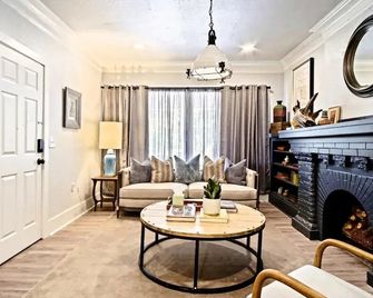 Cozy Winter Studio Fast Wifi Queen Bed 3 - Oklahoma City - Living room