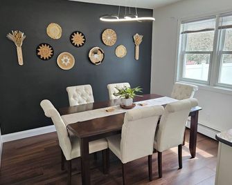 Modern Family Retreat w/ Office & Fast WiFi - East Hartford - Dining room