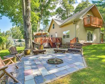 Coloma Retreat with Fire Pit, Walk to Beaches! - Watervliet - Patio