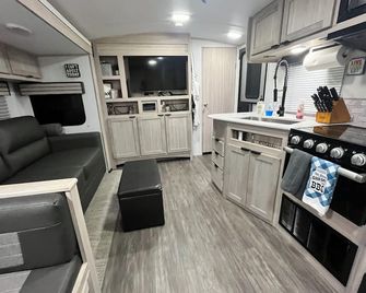 Cozy 2-bedroom RV w/AC, WiFi in charming Yelm Near Casino/Fishing/river floating - Yelm - Sala de estar