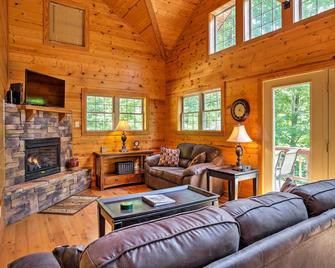 Hot Tub, Pet-Friendly, Wifi - Manestay - Red River Gorge, Kentucky! - Stanton - Living room