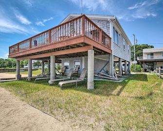 Waterfront Cape Cod Cottage with Deck and Beach Access - Wareham - Building