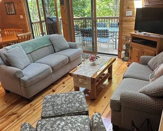 Beautifully decorated & immaculate log chalet on 3 acres, winter views. - Hillsdale - Living room