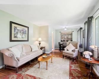 Cheerful Henrietta 4bdrm. W/Garage - Pets Welcome! - Henrietta - Living room