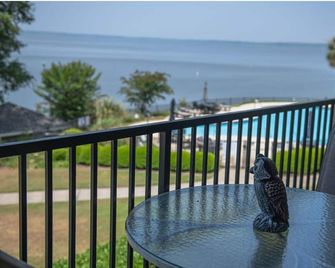 Lovely Condo w/pool, balcony, and lakeside view! - Santee - Balcón