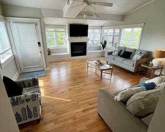 Bright, Spacious Property in Downtown DePere Overlooking Fox River - De Pere - Living room