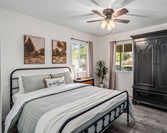 The Farmhouse in Quartz Hill • Full RV Hookups • Secure Gated Lot - Lancaster
