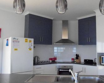 Beach Front Break - relax & watch the waves - Port Victoria - Cocina