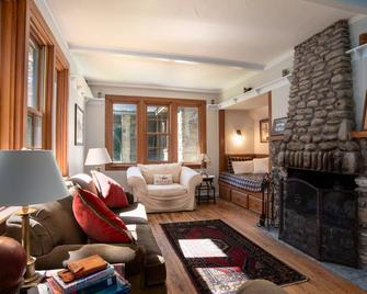 Kangaroo East Shore by Simple Life Rentals - Baileys Harbor - Вітальня
