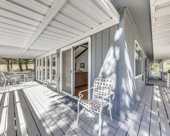 Rustic Alto Retreat - Near Hiking, Skiing and More! - Alto - Patio