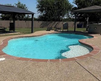 Cozy 2-bedroom caravan in nice Cleburne with AC, WiFi - Cleburne - Bazén