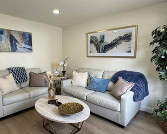 Perfect house hosted by super hosts - Ferndale - Living room
