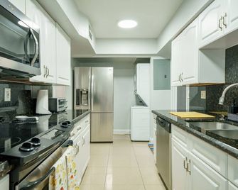 Cozy Newly Re-done 3BD + 2 BTHS w Large Pool and private backyard ! - Tamarac - Kitchen