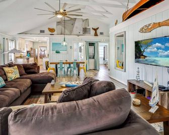 Beach Life 3 - Saint Pete Beach - Living room