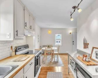 Little City Brick Apartment B - cozy, 2nd floor apartment in downtown Vergennes - Vergennes - Kitchen