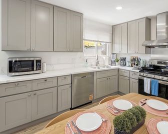 15 mins to LAX, Beach, Sofi - Torrance - Kitchen