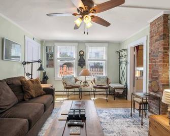 Steps to Commercial St Walk to Beach - Provincetown - Living room