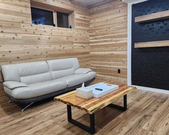 Charming & Compact Retreat - Saint Albert - Living room