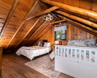 Your Own Private 12 Acre Lake, 80 Acres, Hot Tub & Game Barn - Columbus - Bedroom