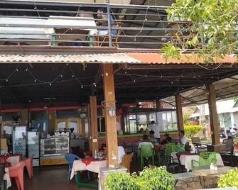 Del Mar Home Stay and Cafe - Bajawa - Restaurante