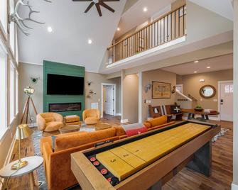 Luxe Lodge Designer Decorated Hot Tub Slope Views - McGaheysville - Sala de estar