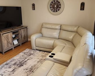 Cozy 3 bedroom/1 bathroom home - Urbana - Living room