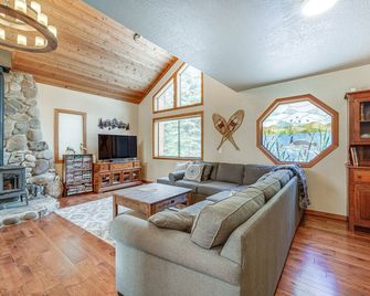 Family Cabin w/ Community Perks in Truckee! - Truckee - Living room