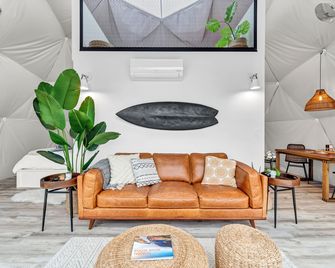 Nalu Retreat Glamping Domes - Porters Lake - Living room