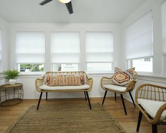 Darien, Cozy 3 bd home, fireplace, close to train - Darien - Living room