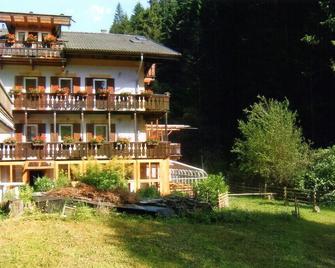 Apartment 4 on the 1st Upper floor with large corner balcony - Deutschnofen - Building