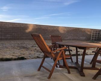 Warm, Comfy Family Home, Beautiful West Community - Rosamond - Patio