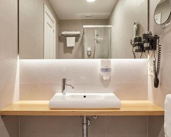 Hostal Arriazu - Pamplona - Bathroom