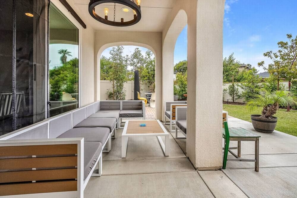 Elegant 2-Story Retreat, Modern Luxury Dream Home! - Los Angeles - Patio