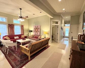 Downtown renovation near Comal River & Wurstfest - New Braunfels - Living room