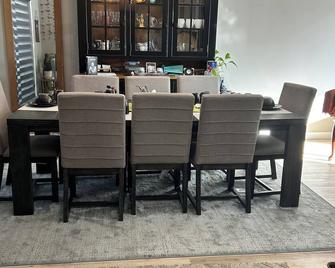 Serenity - 1 bedroom - Washroom attached - Kitchen & living room shared . - Huntsville - Dining room