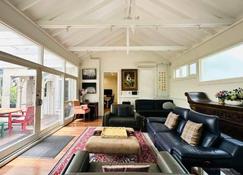 Elevated Serenity: Where Views Meet Comfort - Katoomba - Living room