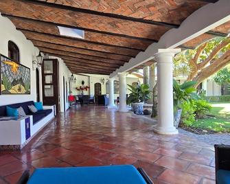 Habitacion \'La Bugambilias\' in Casa Caroline Bella - Ajijic - Lobby