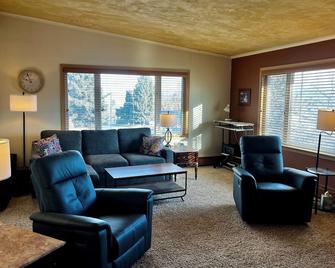 The Roj Mahal - Awesome Location, Spacious Home, Perfect for All Sizes of Groups - Helena - Living room